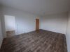 helle und renovierte 2-Raum Wohnung - Wohnzimmer mit Eingang Kochnische